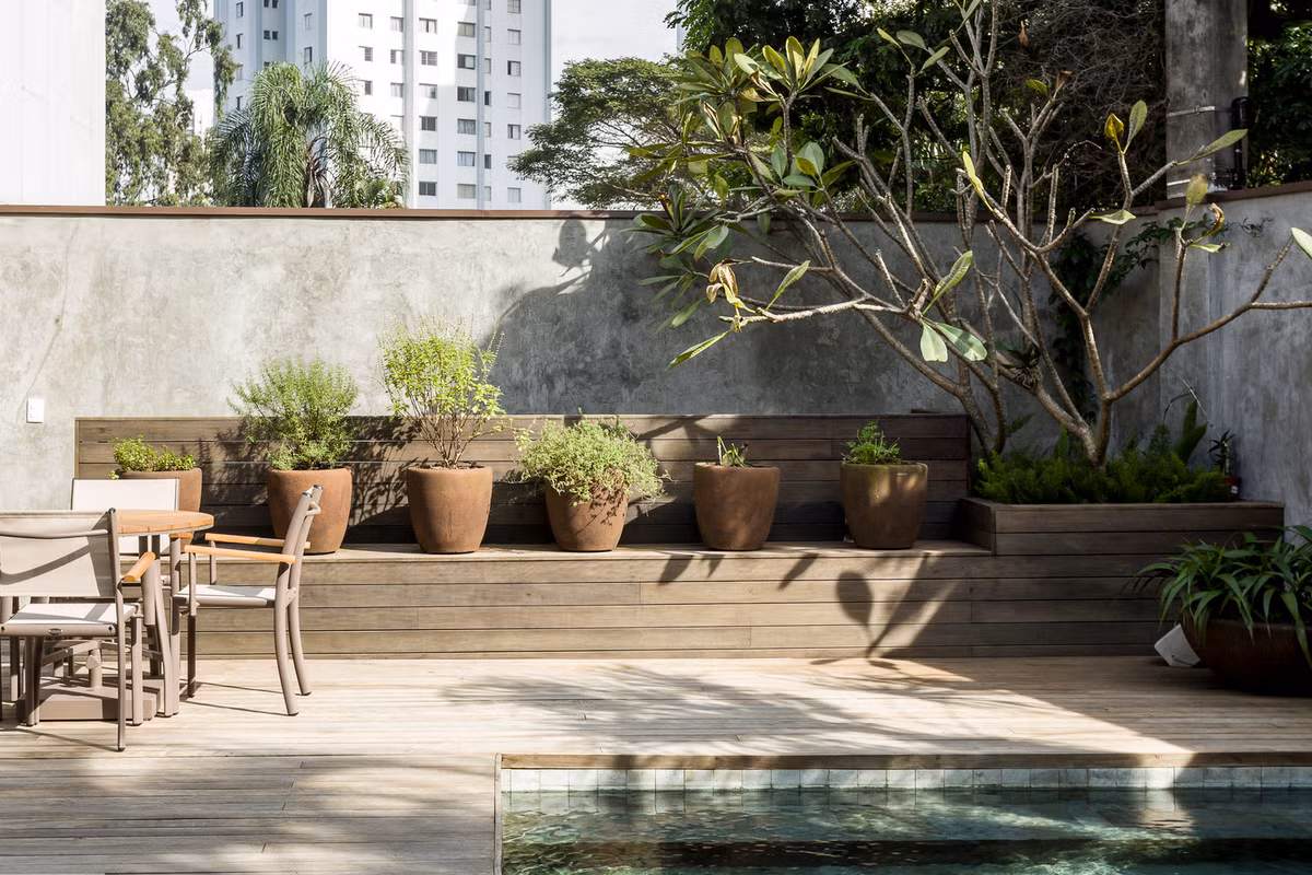 Khung cảnh bên ngoài được trang trí và tô điểm bởi rất nhiều cây xanh.