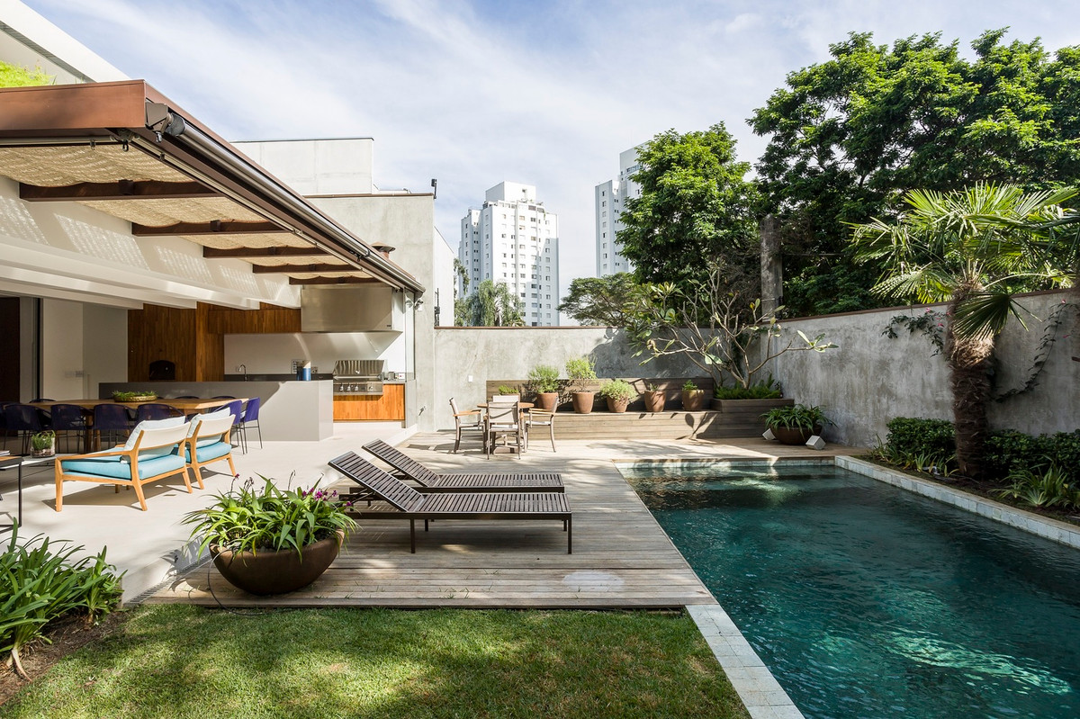 Không chỉ bao gồm đầy đủ các phòng chức năng chính như phòng ngủ, phòng khách, nhà tắm, nhà bếp, House ACK còn sở hữu một bể bơi ngoài trời khá lớn.