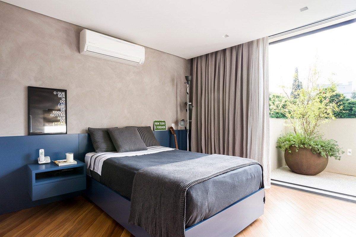 Một phòng ngủ khác được trang trí tông màu lạnh khá lạ mắt. Ảnh: Archdaily.