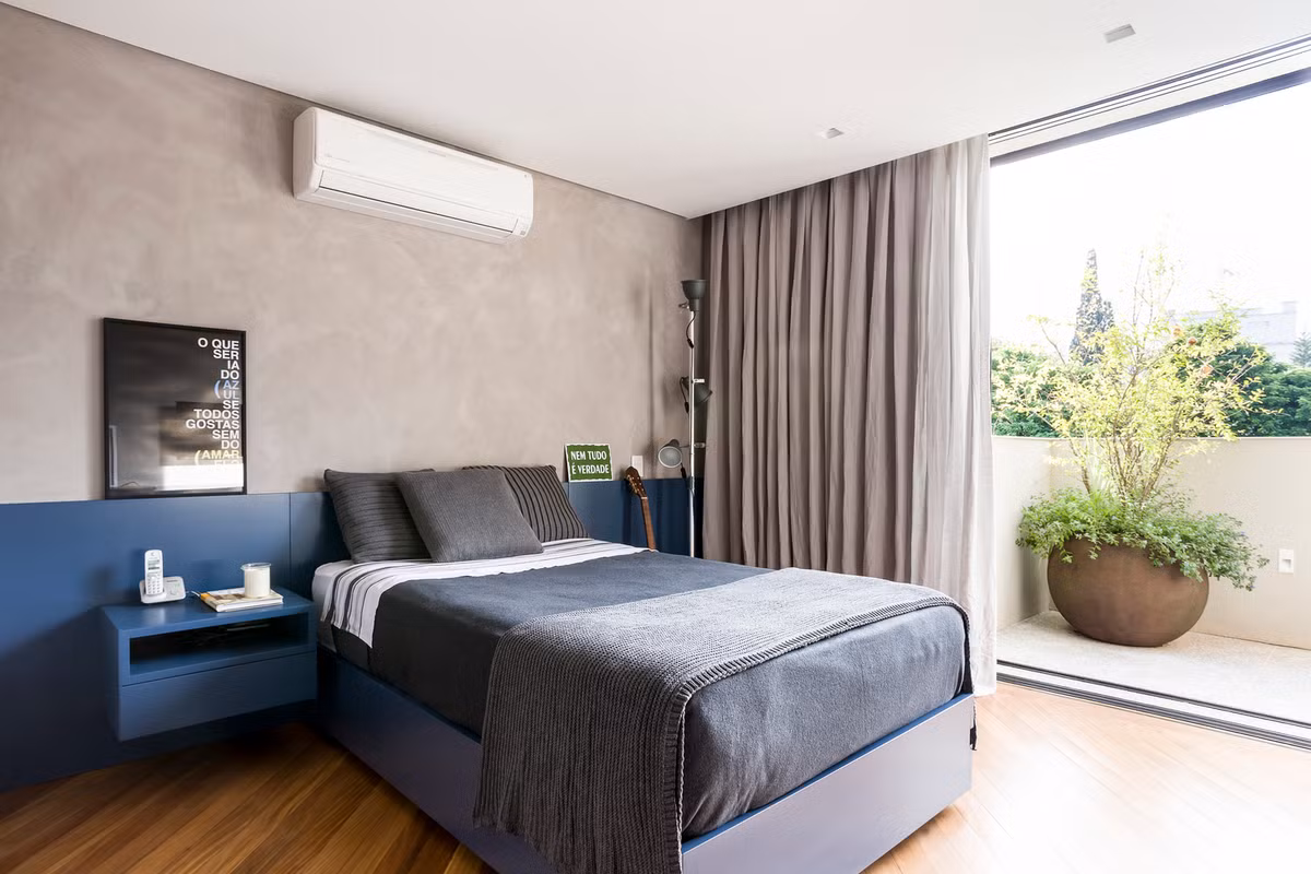 Một phòng ngủ khác được trang trí tông màu lạnh khá lạ mắt. Ảnh: Archdaily.