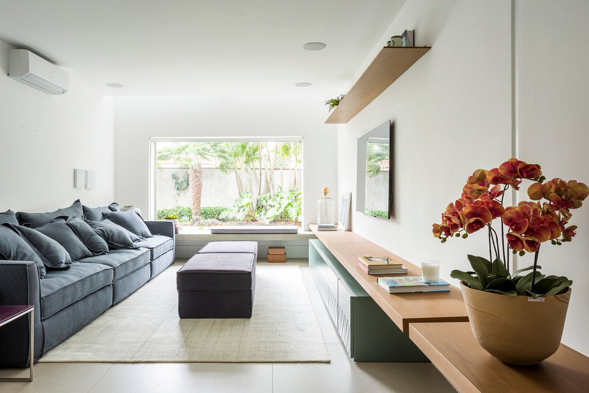 Những ô cửa kính lớn cho phép chủ nhân có thể ngắm nhìn khung cảnh tươi đẹp bên ngoài.