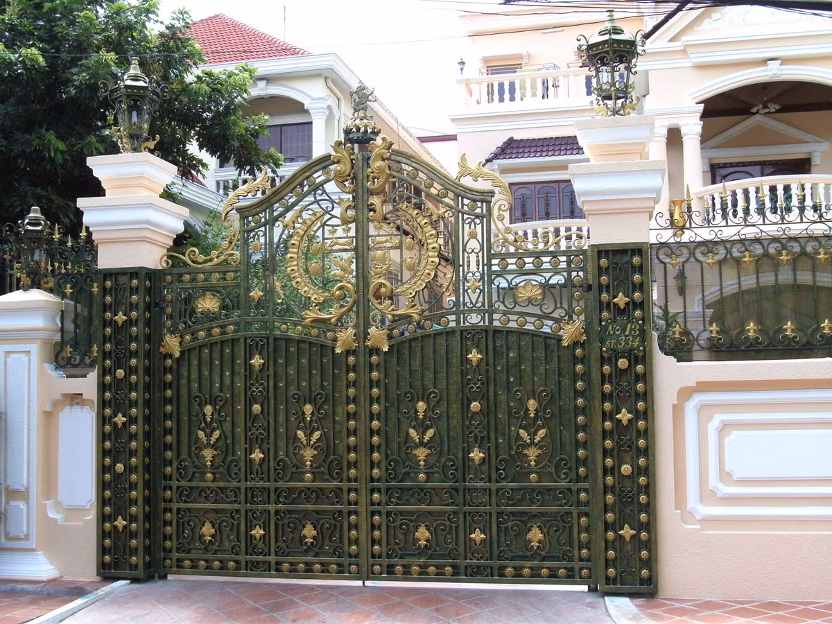 Mẫu cổng nhà này lại cực kỳ phù hợp với những căn biệt thự cầu kỳ, sang trọng. Ảnh: Angcovat.