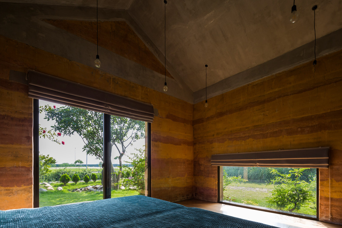 Những ô cửa kính lớn giúp các thành viên trong gia đình có thể nhìn ngắm cảnh quan thiên nhiên dù ở bất cứ đâu trong nhà.