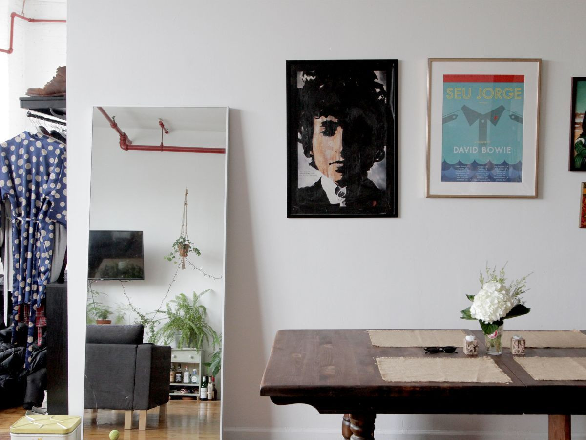 Brittany Garrett và bạn trai trang trí tường bằng những bức tranh nghệ thuật. Ảnh: Yahoo.