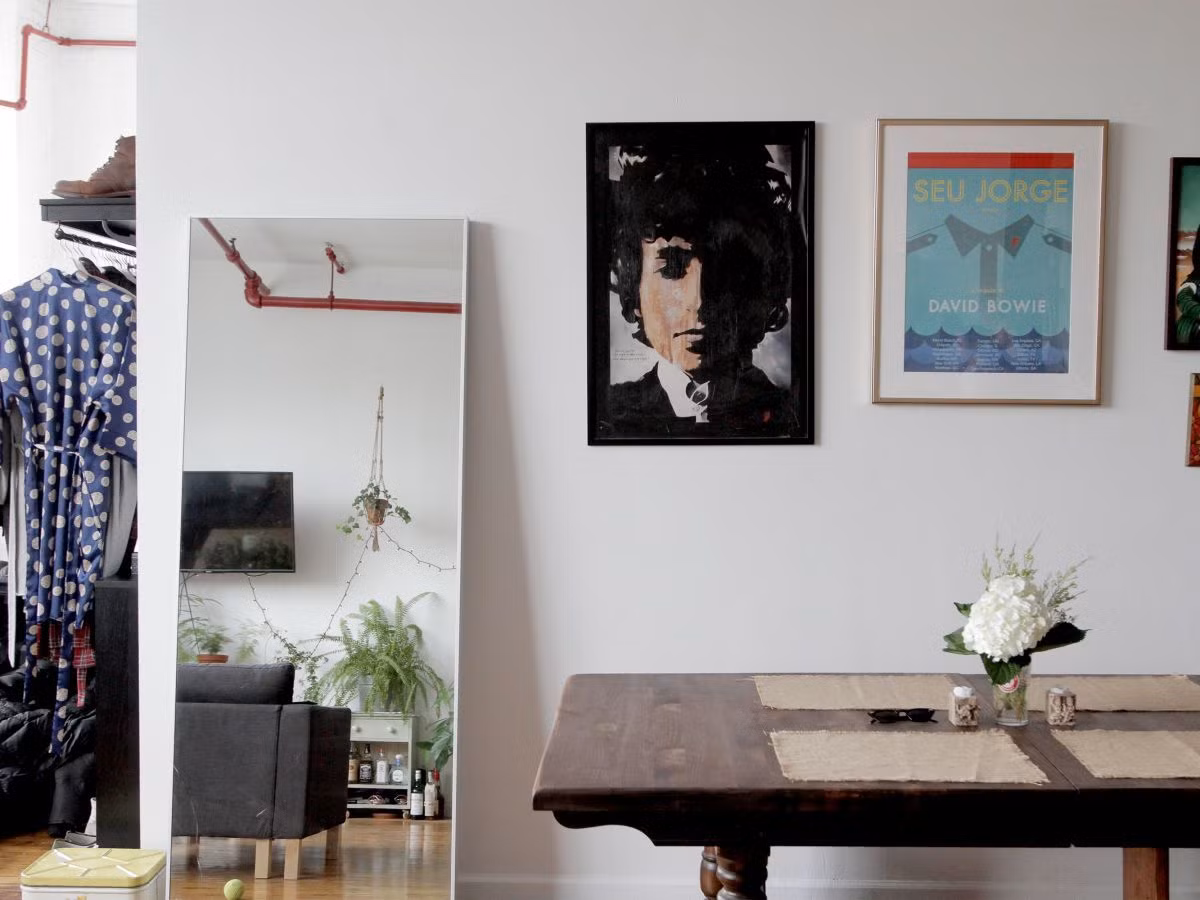 Brittany Garrett và bạn trai trang trí tường bằng những bức tranh nghệ thuật. Ảnh: Yahoo.