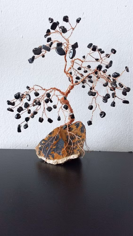 Cây bonsai đá Thạch Anh đen được tạo dáng tự nhiên trên phiến đá.