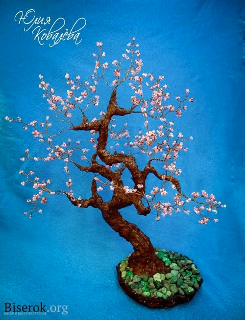 Cây mai trắng được mô phỏng khá tự nhiên bằng những viên đá nhỏ nhiều màu tinh tế.