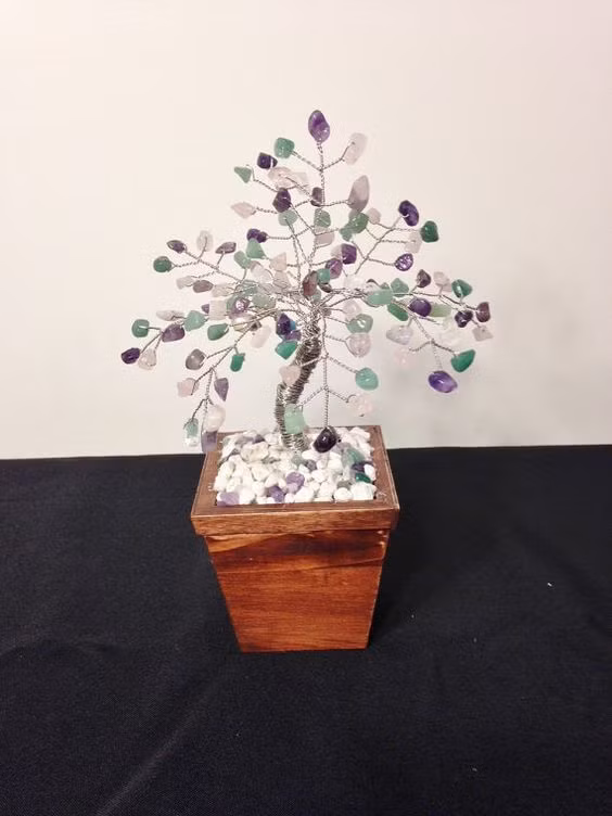 Những viên đá quý tự nhiên kết hợp thân cây làm bằng thép uốn thế Bonsai nghệ thuật tuyệt đẹp. Những chậu bonsai này bạn có thể trưng năm này sang năm khác và đặc biệt có thể vệ sinh bằng nước để nó luôn mới với thời gian.