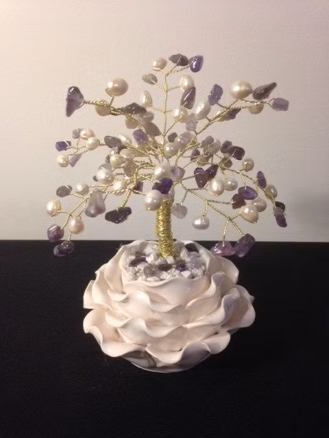 Bên cạnh mục đích trưng bày, thẩm mỹ, những cây bonsai đá quý còn mang lại ý nghĩa phong thủy và gia chủ có thể chọn mua những màu đá hợp theo mệnh của mình để mang lại may mắn.