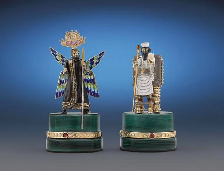 Nếu người mua bàn cờ quý này, sẽ được tặng thêm một bộ bàn ghế từ gỗ gụ và phủ da theo phong cách thế kỷ 19.