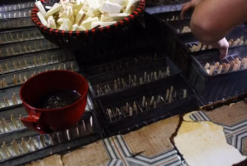 Hàng loạt khuôn đựng kem bị gỉ sắt, ngả màu đen những vẫn được sử dụng để làm kem.