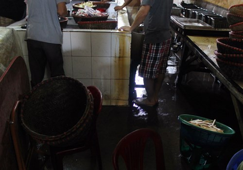 Xưởng làm kem ẩm thấp, bẩn thỉu. Ảnh: VietQ.