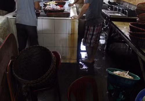 Xưởng làm kem ẩm thấp, bẩn thỉu. Ảnh: VietQ.