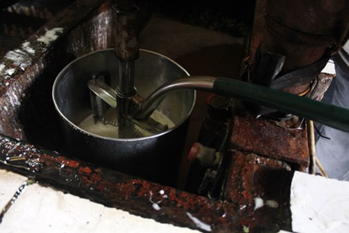 Khu vực xưởng làm kem, những dụng cụ chế biến phụ gia làm kem siêu bẩn. Ảnh: VietQ.