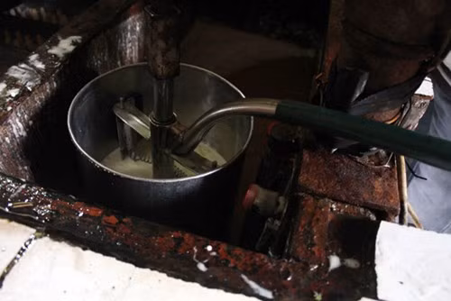 Khu vực xưởng làm kem, những dụng cụ chế biến phụ gia làm kem siêu bẩn. Ảnh: VietQ.