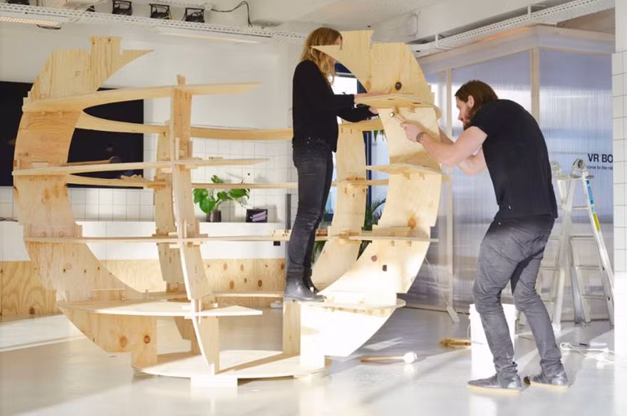 Chịu trách nhiệm thiết kế và thi công dự án là hai kiến trúc sư người Anh, Mads-Ulrik Husum và Sine Lindholm.