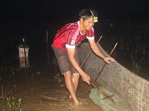 Rươi. Cứ vào khoảng 3 tháng cuối năm, những người dân ven sông Lam, sông La tại Nghệ An, Hà Tĩnh lại đổ ra đồng vớt rươi, dù cho con nước lũ dâng lên ngập đến. Người dân phải tận dụng lúc này bởi rươi dưới đất sẽ chui lên và họ sẽ giăng cọc, giăng lưới ngăn chúng trôi ra sông.