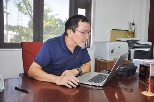 Ông Lợi tốt nghiệp đại học chuyên ngành kỹ sư năm 1980. Trước khi trở thành ông chủ làng võng dù, ông đã từng qua làm việc ở 6 cơ quan nhà nước.