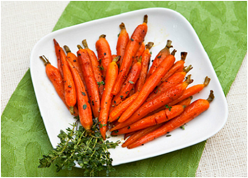 Cà rốt tí hon. Cũng là mặt hàng được ưa chuộng. Loại cà rốt này nấu được rất nhiều món như cà rốt xào, súp cà rốt, cà rốt hấp, salad cà rốt tí hon... Chỉ bằng đốt ngón tay, bạn có thể vừa ăn vừa ngắm.