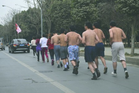 Công ty đã đưa ra quy định này từ năm 2012. Theo quy định phạt, đàn ông phải chạy 10 km, còn phụ nữ phải chạy 5 km.