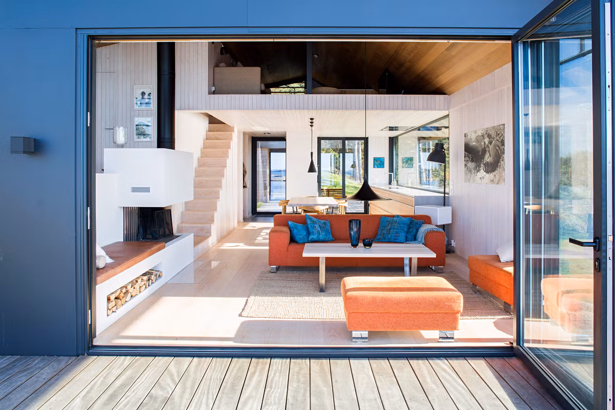 Những lớp cửa kính được sử dụng để ngăn tiếng ồn từ bên ngoài khi cần thiết.