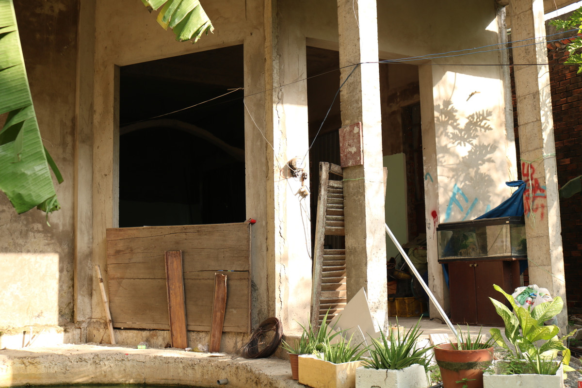 Canh bat ngo trong day biet thu bo hoang giua khu 