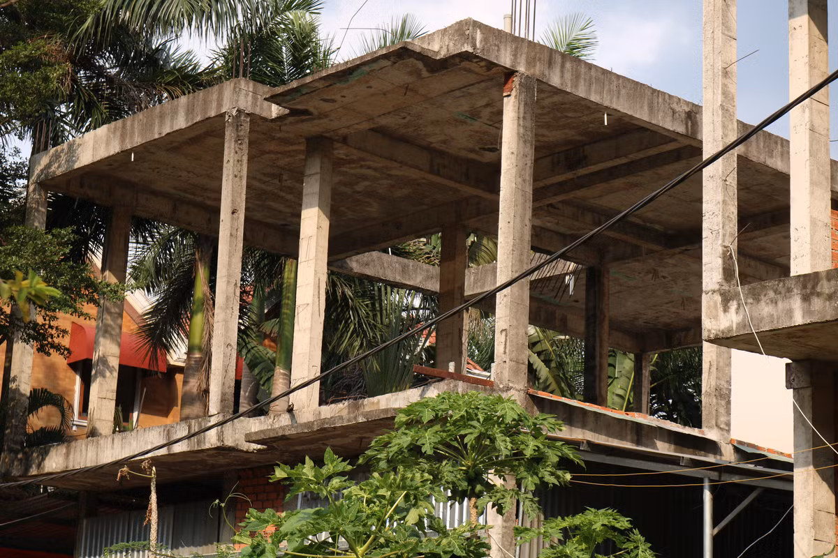 Canh bat ngo trong day biet thu bo hoang giua khu 