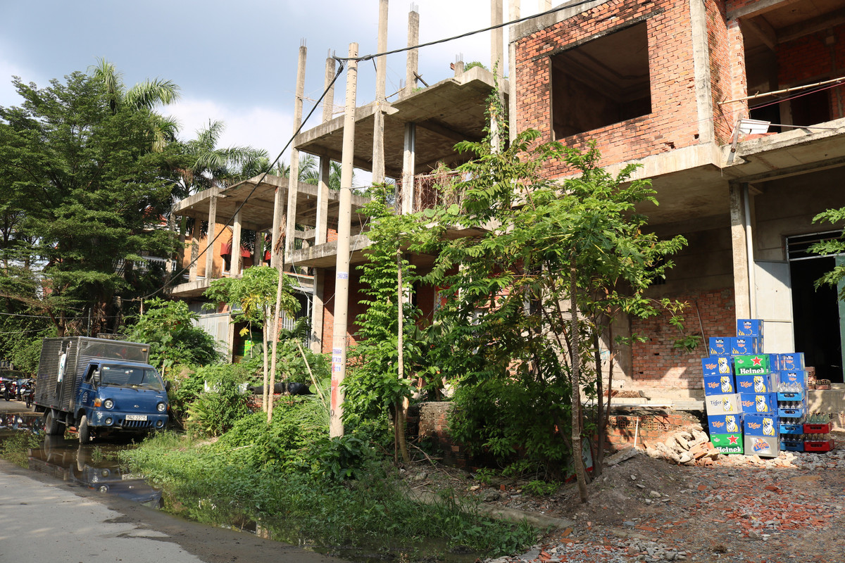 Canh bat ngo trong day biet thu bo hoang giua khu 