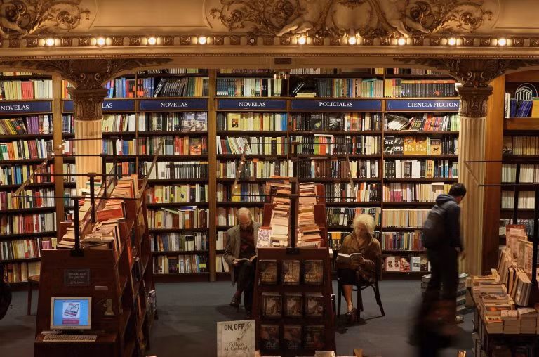 Thậm chí, ban công của nhà hát cũng được tận dụng làm thành phòng đọc sách ấm cúng. Ngoài ra, nếu bạn thích nhâm nhi một tách cà phê và ngâm cứu sách thì có một quán cà phê ở mặt sau của nơi đã từng làm sân khấu.