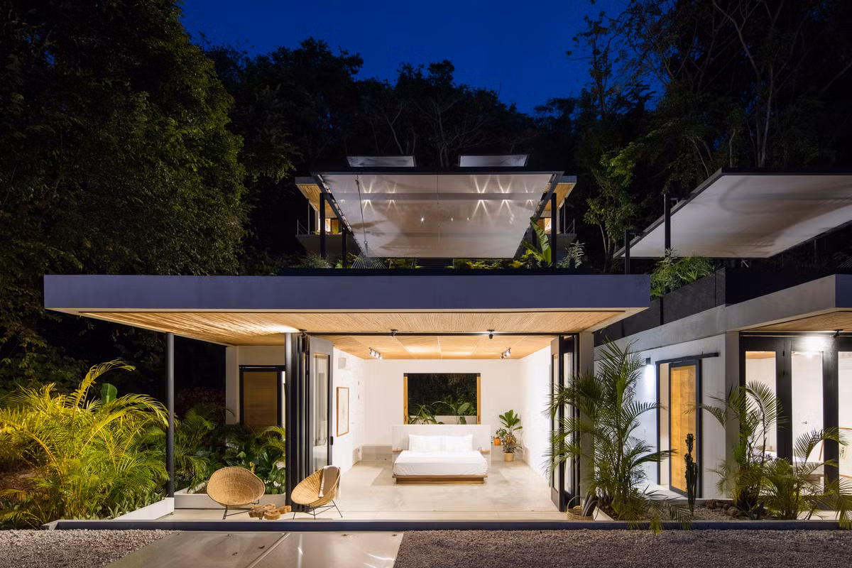 Đặc biệt, Mint Santa Teresa còn sở hữu một bể bơi vô cực tuyệt đẹp ngoài trời. Ảnh: Dezeen.