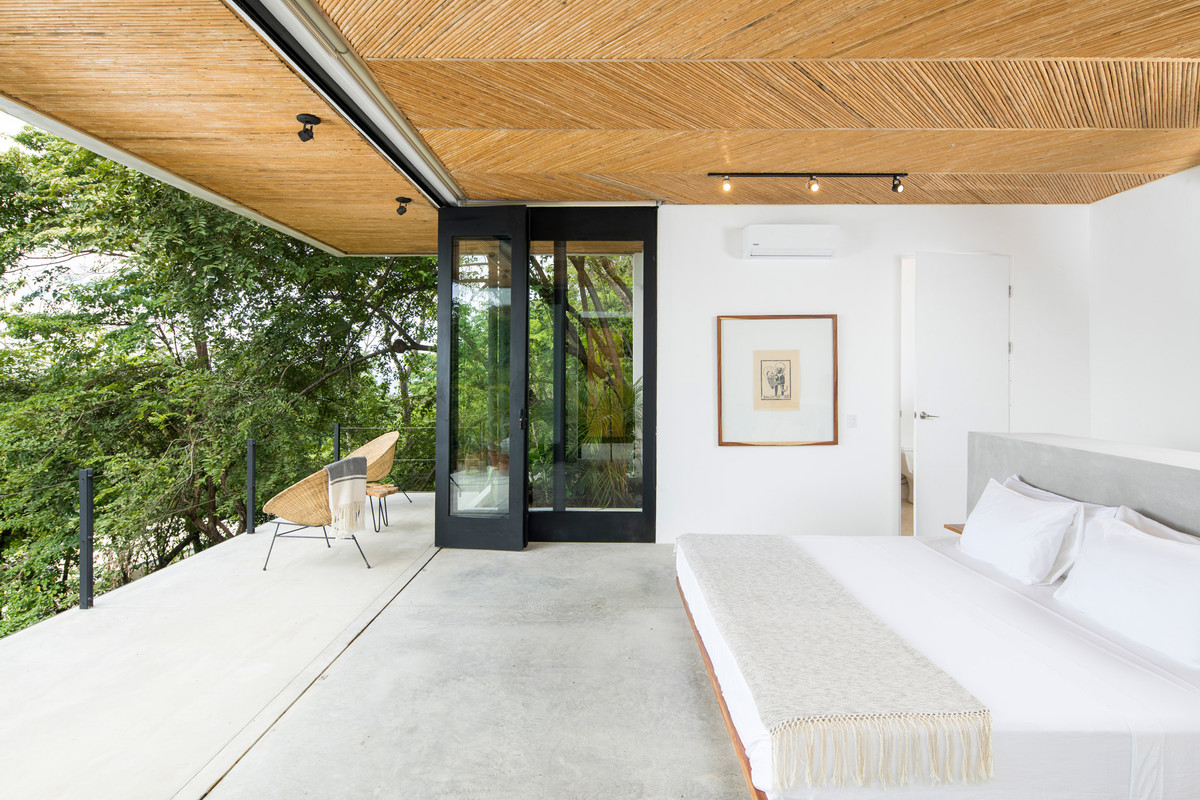 Cùng với đó là hàng loạt các phòng chức năng tiện nghi khác như phòng khách, nhà tắm, quầy bar, khu vực ăn sáng...