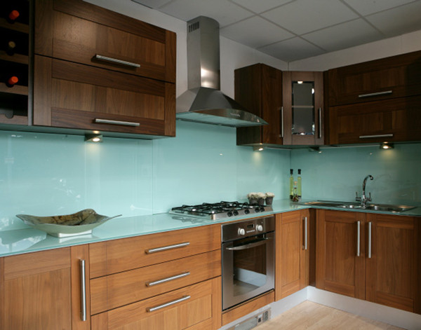 Không những vậy, kính ốp bếp sơn màu còn có nhiều ưu điểm như dễ lau chùi, dễ làm sạch, phù hợp với mọi không gian, bền đẹp...Ảnh: Chohanghoa.