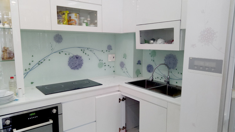 Rất nhiều mẫu kính ốp bếp với màu sắc và hoa văn phong phú, giúp bạn tha hồ trang trí căn bếp nhà mình. Ảnh: Safetyglass.