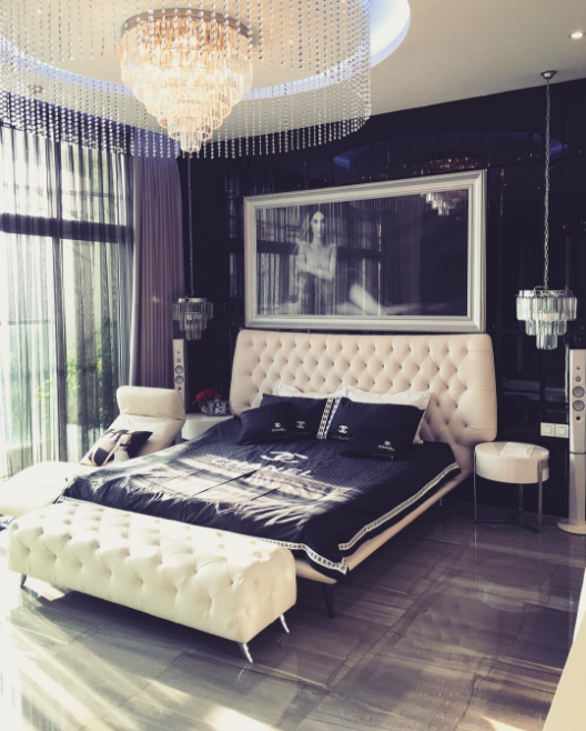  Phòng ngủ xa hoa với chiếc giường sang chảnh của Ngọc Trinh khiến nhiều người không khỏi xuýt xoa. Ảnh: Blogspot.