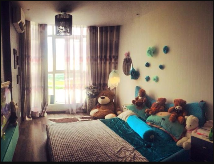 Phòng ngủ đầy gấu bông này là của siêu mẫu Võ Hoàng Yến. Ảnh: Imgur.