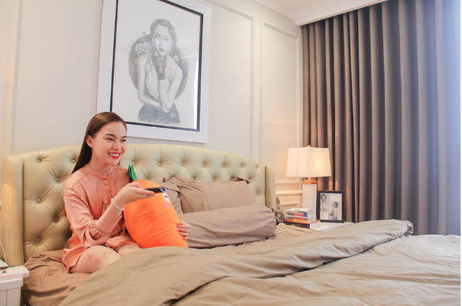Đây là phòng ngủ với tông màu nâu nhạt làm chủ đạo của ca sĩ Giang Hồng Ngọc. Ảnh: Giadinh.