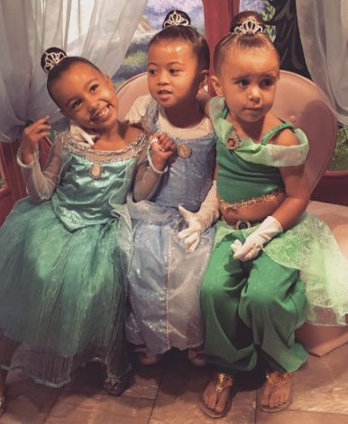 North cũng sở hữu một chiếc váy lụa Oscar de la Renta giá 375 USD (8,3 triệu đồng), bộ đầm da báo Roberto Cavalli 200 USD (4,4 triệu đồng), giày Giuseppe Zanotti đặt làm riêng.