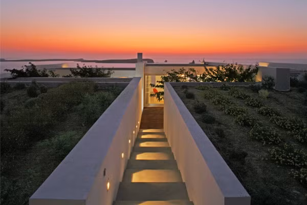 Tuy chìm hẳn trong lòng đất nhưng thiết kế các bậc thang lên xuống các ô giếng trời khiến ngôi nhà không hề bức bí. Ban ngày cũng như đêm, đều tràn ngập ánh sáng.