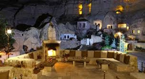 Nhìn từ xa, cả thung lũng như một bức tranh tráng lệ. Khu vực này rất đông dân cư sinh sống, tuy nhiên thiên tai lại là một mối đe dọa nguy hiểm nhất.