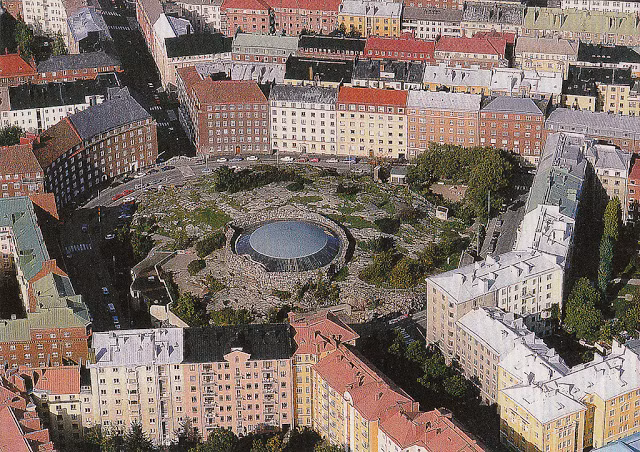 Công trình được xây dựng bên trong một khối lớn đá granite tự nhiên ở giữa quảng trường dân cư bình thường. Từ mặt đất, nhìn nó có hình dáng giống một ngôi mộ cổ tại Newgrange , Ireland. Nhưng cấu trúc là hầu như không thể nhìn thấy từ bên ngoài, chỉ với những mái vòm đồng thò ra.