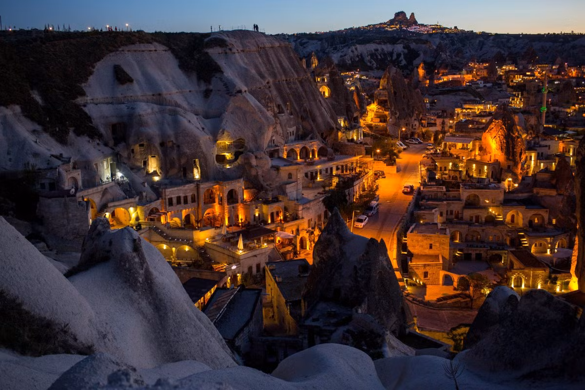 Nhà trong vách đá ở Nevsehir, Thổ Nhĩ Kỳ. Được biết đến là khu du lịch Cappadocia. Những ngôi nhà ở đây được xây dựng trong một thung lũng giữa các vách núi. Có những ngôi nhà còn chìm sâu trong vách đá.