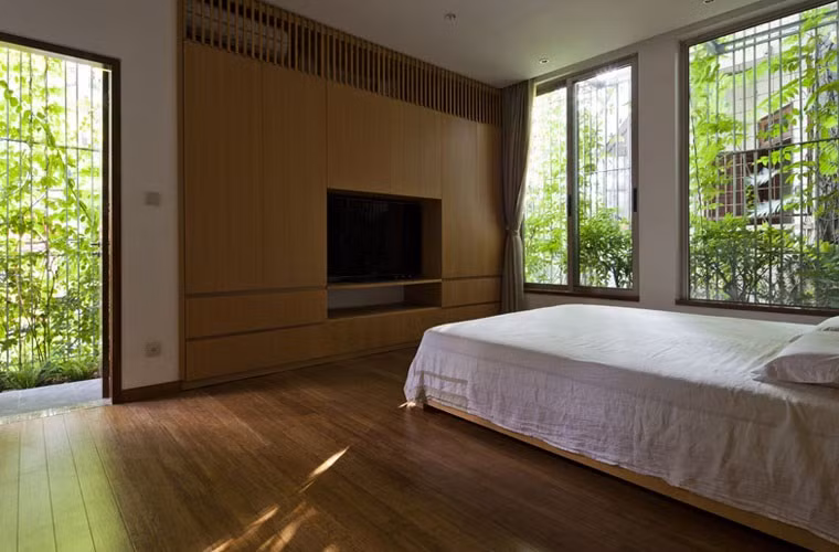 Dù giàn cây xanh bao phủ cả ban công và cửa sổ phía sau nhưng nó vẫn không che phủ hết ánh sáng mà các phòng trong căn nhà vẫn đón nhận được ánh sáng trong lành qua các tán lá xanh mát.