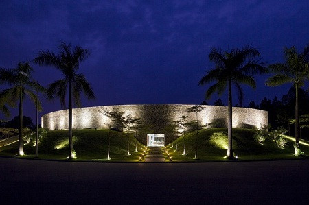 Nhà hội nghị Đại Lải từng đoạt giải thưởng Kiến trúc Quốc tế (International Architecture Awards) năm 2013 - một giải thưởng danh giá trong giới kiến trúc sư trên khắp thế giới.