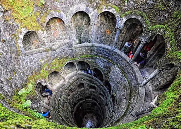 Những bậc cầu thang xuống giếng cổ này có độ sâu hun hút rùng rợn. Rất may là giếng này không có nước mà thay vào đó được sử dụng cho các nghi lễ khác nhau.