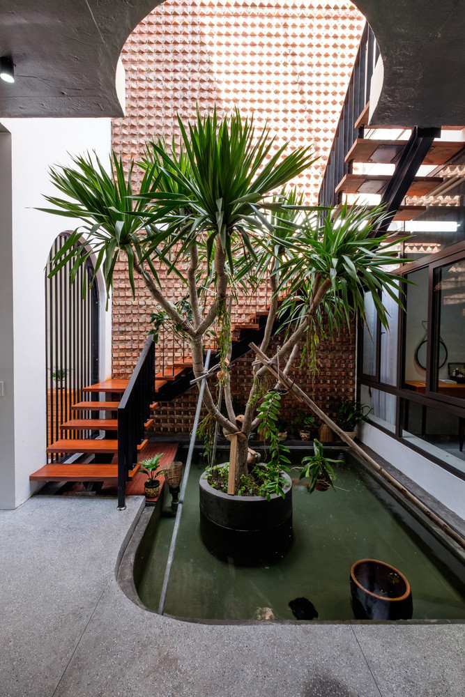 Điểm nhấn đáng chú ý bên trong ngôi nhà đó là giếng trời với cây xanh soi bóng xuống hồ nước nhỏ.