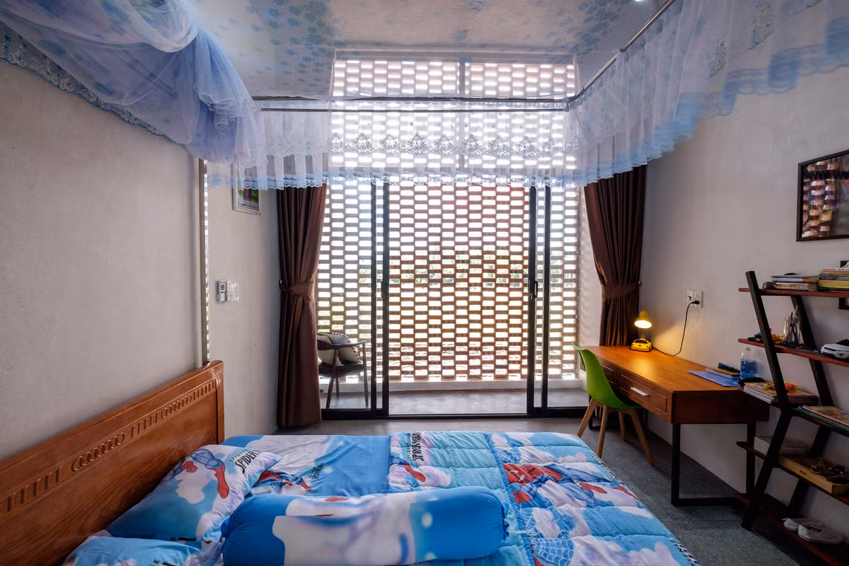 Sau một ngày làm việc và học tập, tất cả các thành viên trong gia đình trở về nhà, tham gia vào các hoạt động của mình, cùng nhau ăn uống, trò chuyện, tụ tập trong không gian mở của PH House.