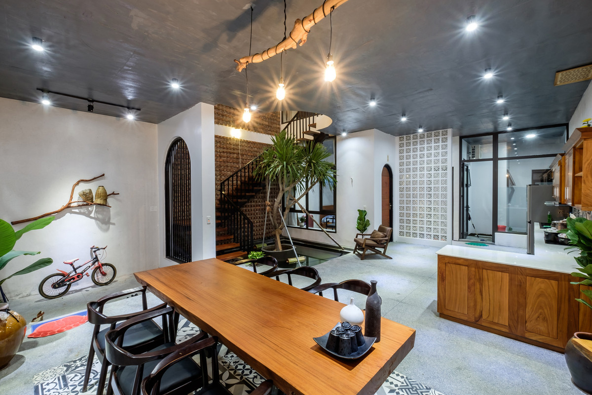 PH House có hướng tây với diện tích 160m2 và được xây dựng năm 2018.