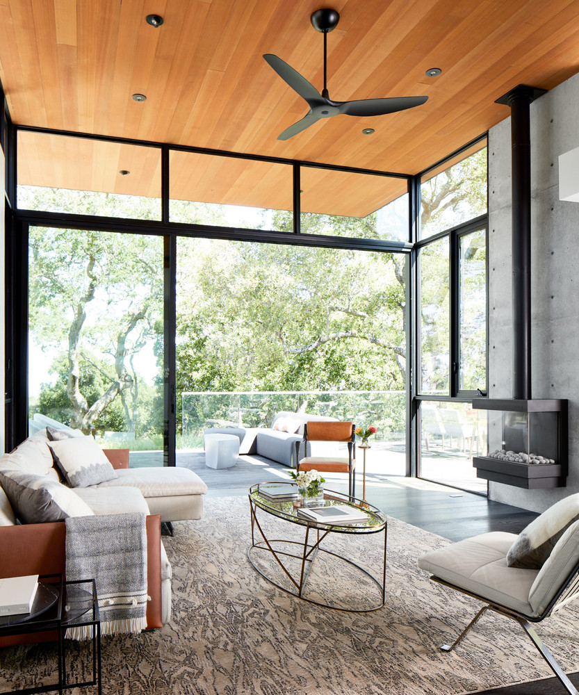 Thay vì vật liệu bê tông, riêng phòng khách được làm bằng chất liệu kính, giúp chủ nhân có thể tận hưởng cảnh quan thiên nhiên bên ngoài một cách thoải mái nhất.