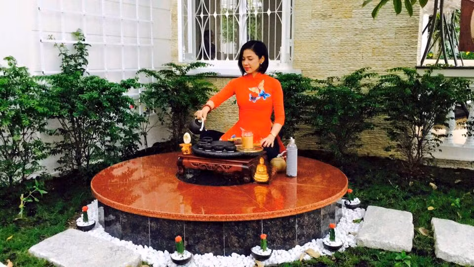 Biệt thự vườn của Người Đẹp Tây Đô. Trải qua nhiều biến cố cuộc đời, Việt Trinh chọn cuộc sống hướng phật, tách biệt tại khu dân cư lái thiêu, cách xa Sài Gòn sôi động. Ngôi nhà của nữ hoàng điện ảnh một thời cũng được thiết kế để đưa không gian thiền vào khéo léo.