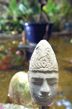 Giống như con người mình, ngôi nhà có không gian trầm tư sâu lắng. Không chỉ là ở màu gỗ mà ở khắp nơi trong căn nhà, anh trang trí đầy tượng Phật.